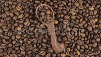 旋转和缩放咖啡在<strong>一个</strong>粘土<strong>勺子</strong>躺在咖啡豆的背景。